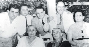 Los Somoza posan en la casa hacienda El Porvenir