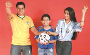 Manuel Moraga, 31 años, junto a su hijo y su hermana