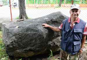 Gigantesca y única, esta piedra podría ser un vestigio del aluvión de 1876, Juan José Lagos (en la foto).