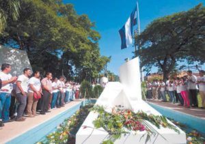 Diputados de la asamblea nacional llegaron a dejar ofrendas florales al Mausoleo de Carlos Fonseca. Foto: Jorge Torres/La Prensa/Archivo