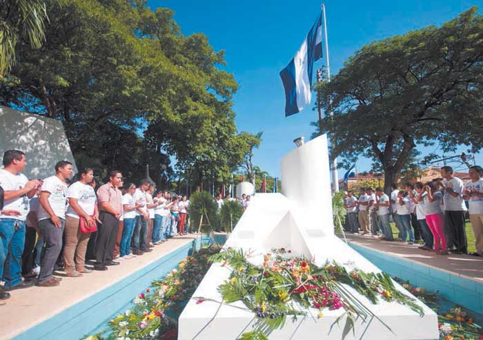 Diputados de la asamblea nacional llegaron a dejar ofrendas florales al Mausoleo de Carlos Fonseca. Foto: Jorge Torres/La Prensa/Archivo
