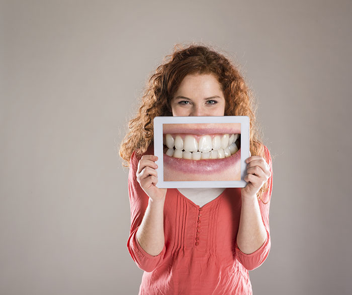 Genética, alimentos, edad. Algunas causas, más allá de la limpieza y el envejecimiento, del porqué los dientes se amarillentan.