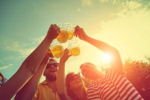 servir cerveza