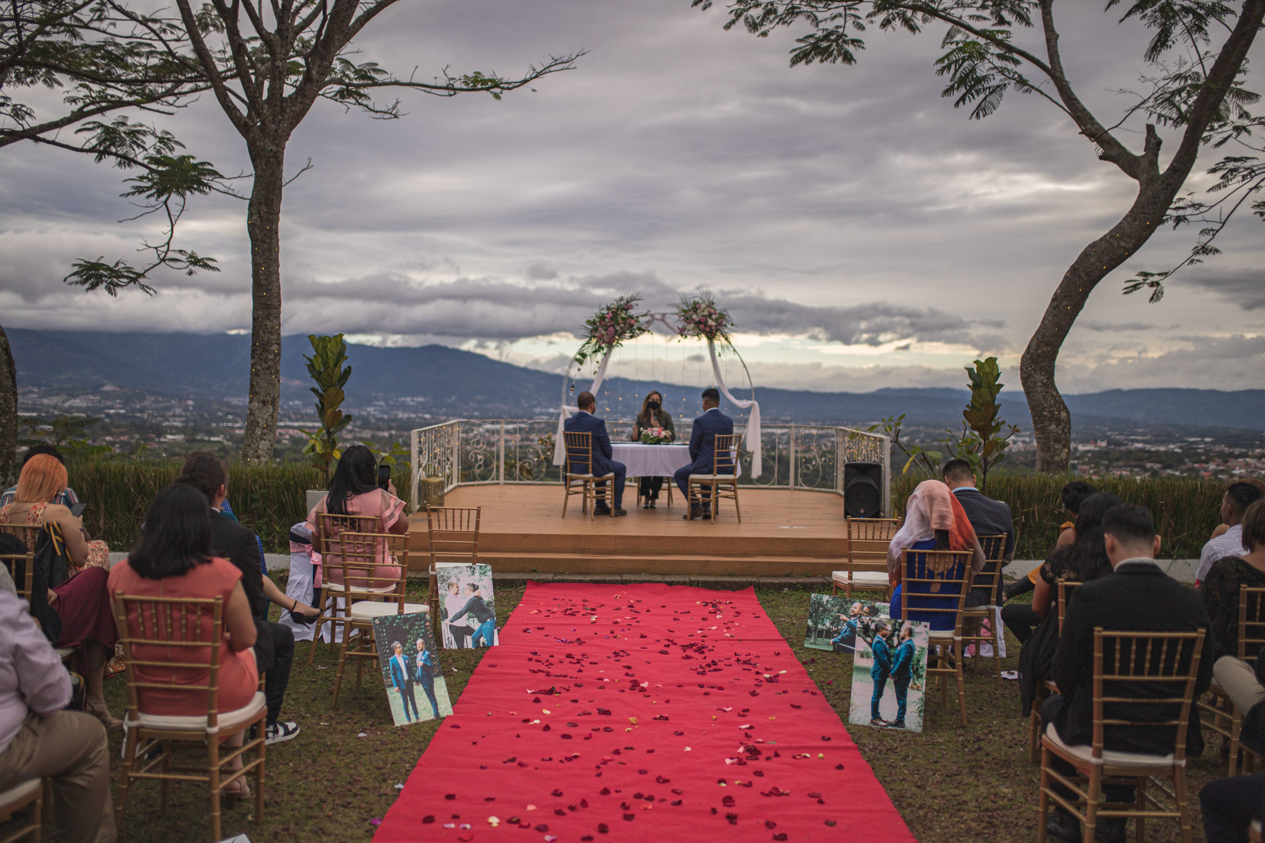 Nicas hallan en Costa Rica el matrimonio igualitario que no existe en su país