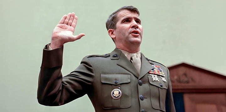 Oliver North haciendo juramento cuando declaró durante las investigaciones del Congreso estadounidense sobre el escándalo Irán-Contras. FOTO/ TOMADA DE INTERNET