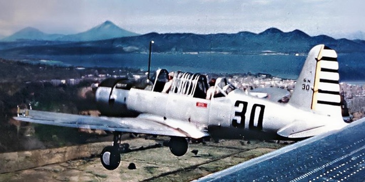 Un avión de la Guardia Nacional sobrevuela Managua en la década de 1940. FOTO/ TOMADA DE REDES SOCIALES