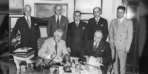 Sentados, a la izquierda, Franklin Delano Roosevelt, y Anastasio Somoza García, a la derecha. FOTO/ BIBLIOTECA DE FRANKLIN DELANO ROOSEVEL