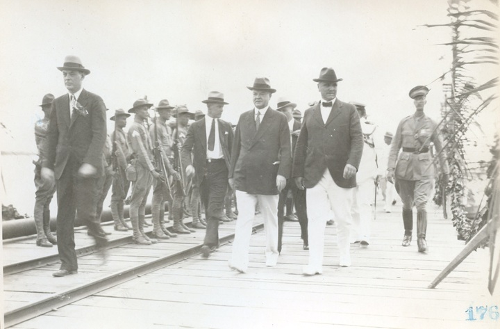 Al centro, Herbert Hoover.