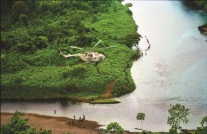 Un helicóptero MI-17 sobrevuela la confluencia de los ríos Coco y Bocay en marzo de 1988. FOTO / ARCHIVO PERSONAL ÓSCAR NAVARRETE