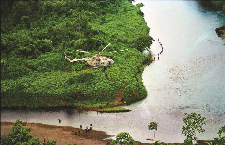 Un helicóptero MI-17 sobrevuela la confluencia de los ríos Coco y Bocay en marzo de 1988. FOTO / ARCHIVO PERSONAL ÓSCAR NAVARRETE