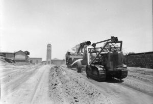 Construcción de la Carretera Panamericana en la ciudad de Diriamba; al fondo se observa su emblemático reloj. Este tramo se terminó de construir en 1943. LA PRENSA / REVISTA LIFE