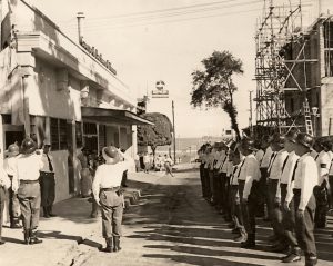 Formación de los primeros bomberos frente a su cuartel en el barrio La Bolsa, del Teatro Salazar una cuadra arriba y una cuadra y media al lago. LA PRENSA / ARCHIVO REDES