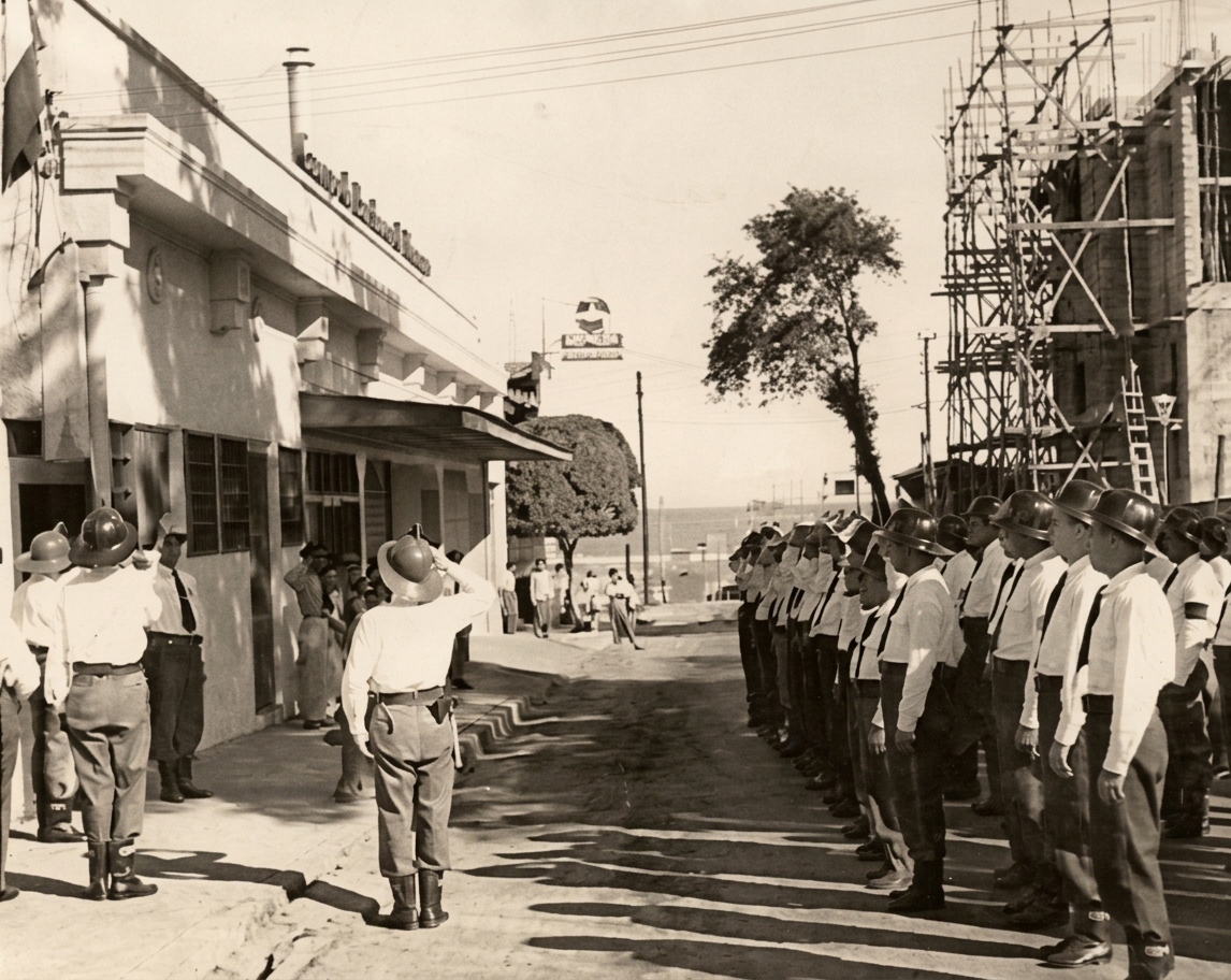 Formación de los primeros bomberos frente a su cuartel en el barrio La Bolsa, del Teatro Salazar una cuadra arriba y una cuadra y media al lago. LA PRENSA / ARCHIVO REDES