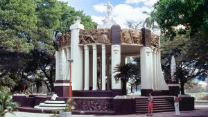 Templo de la Música en el parque central de Managua, en 1981. Coronando al monumento se aprecia a Euterpe, musa de la música en la mitología griega, dándole la espalda a la antigua catedral de Managua. FOTO/ REDES SOCIALES/ ATRIBUIDA A DAVID SCHWARTZ