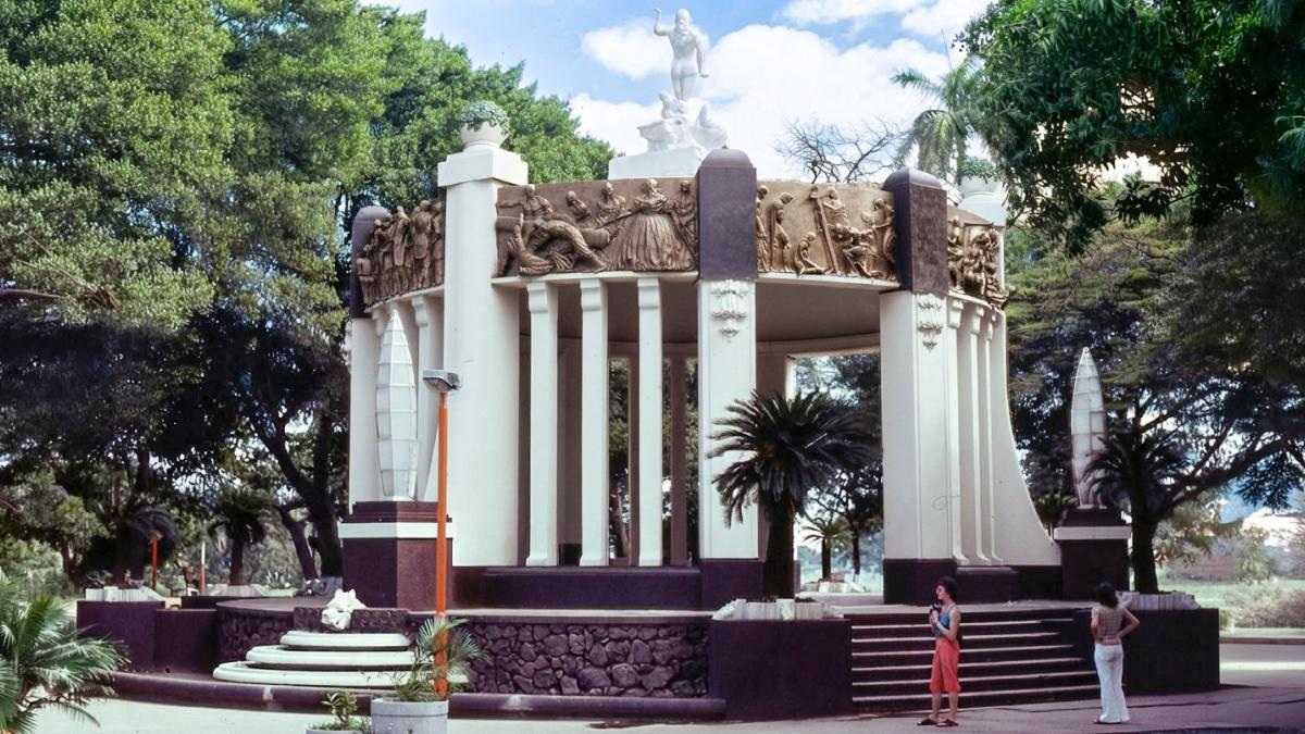 Templo de la Música en el parque central de Managua, en 1981. Coronando al monumento se aprecia a Euterpe, musa de la música en la mitología griega, dándole la espalda a la antigua catedral de Managua. FOTO/ REDES SOCIALES/ ATRIBUIDA A DAVID SCHWARTZ